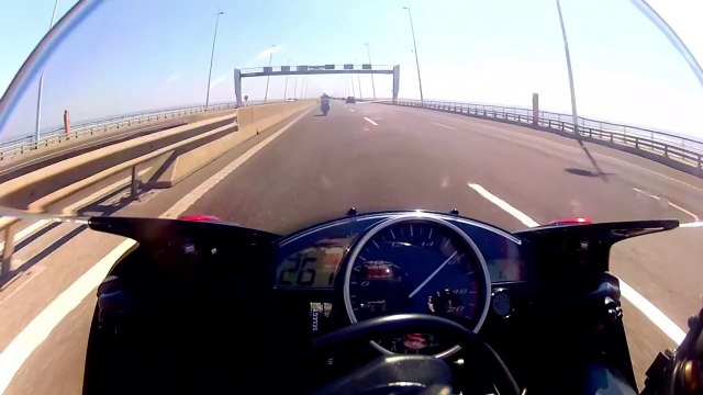 R6 vs R1 : 295 km/h sur un pont