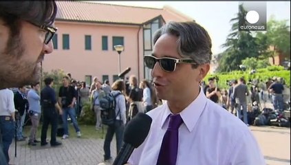 Berlusconi acaba con un sonrisa su primera jornada de condena a trabajos sociales