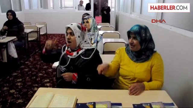 İşitme Engelliler İşaret Diliyle Kuran Öğreniyor