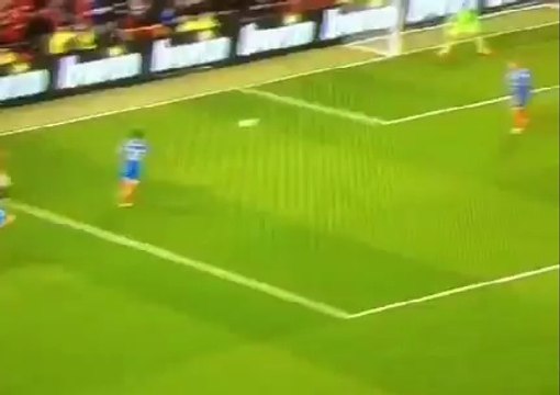 Clip Giggs đi bóng vượt qua cầu thủ của Hull City