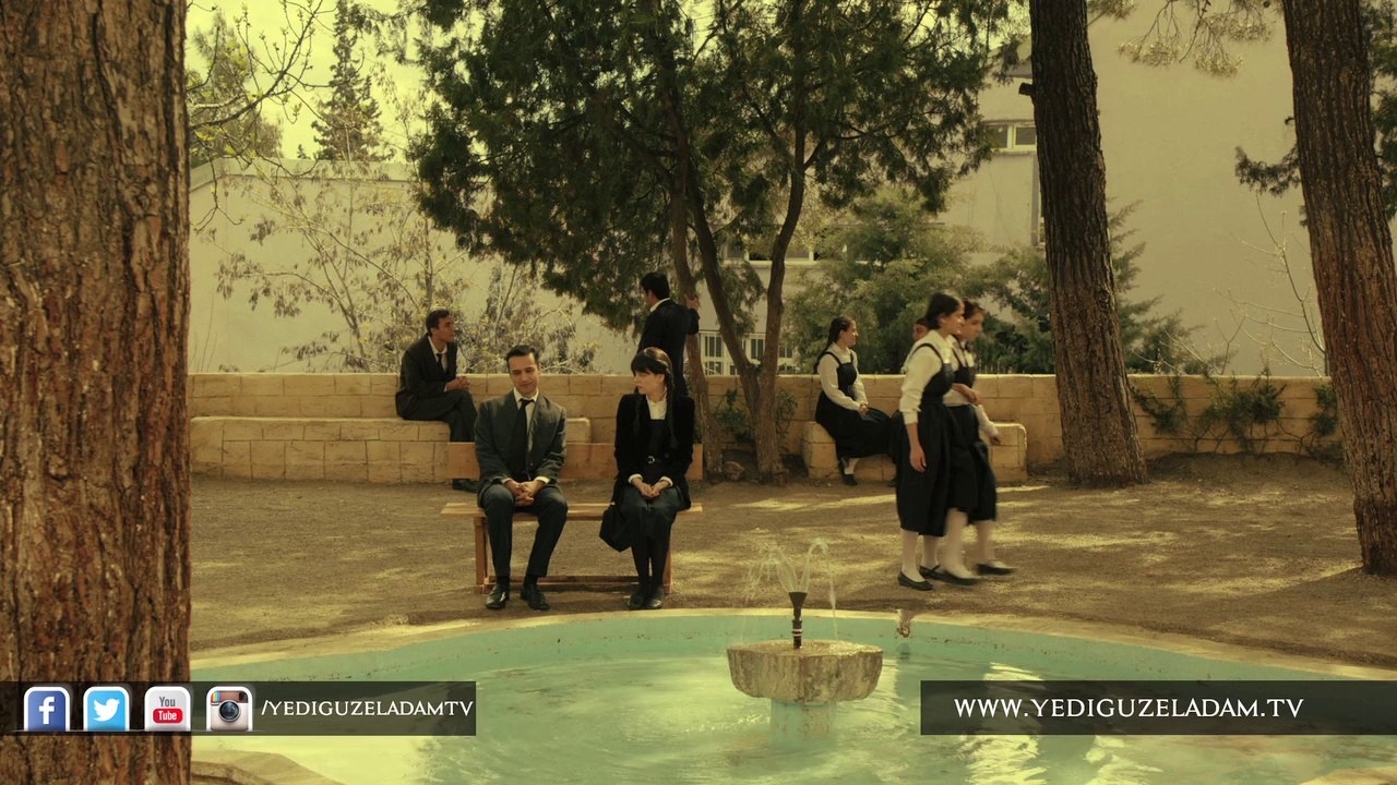 Cahit, babasını kaybeden Zehra'yı teselli ediyor.