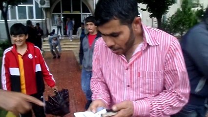 CUMA NAMAZI ÇIKIŞI ÇORAP SATAN  SATICIYI İZLEYİN GÜLÜN.