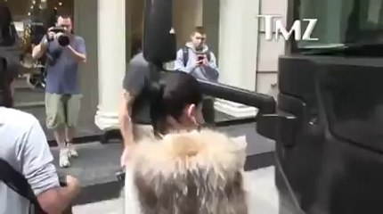 Model fail : Adriana Lima VS Bus mirror!