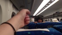 Jouer à Pierre Feuille Ciseau avec une petite fille dans le train  adorable!