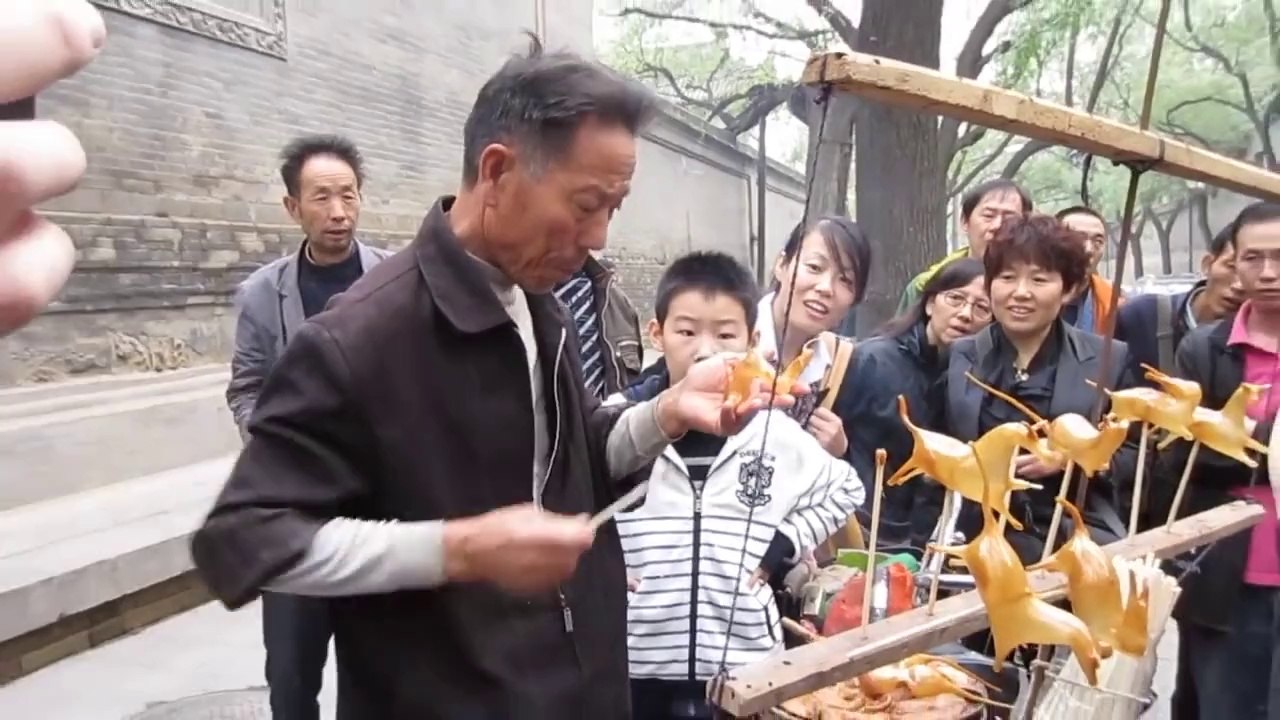 Un artiste de rue fabrique des animaux en sucre. magique!