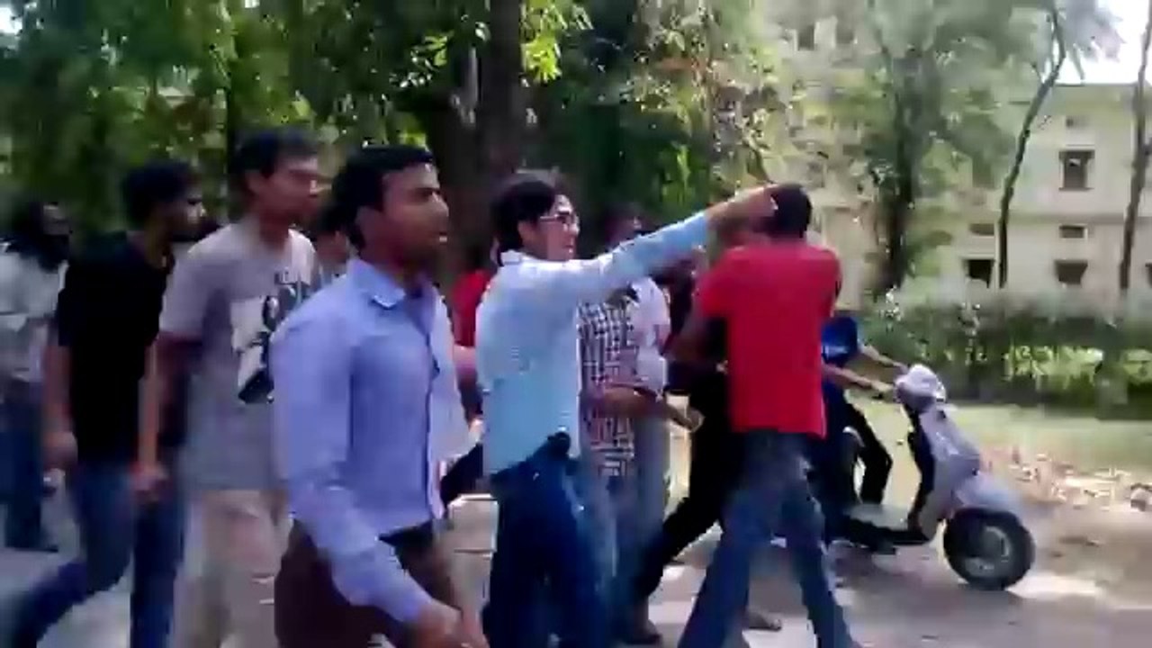 Roadies Raghu Ram(AAP) Gets Attacked By a College Student
