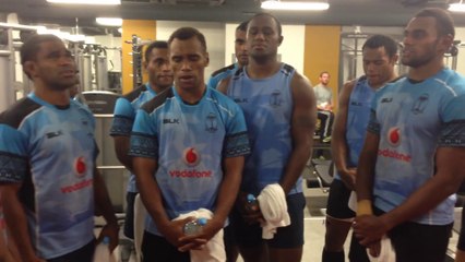 Les joueurs des Fidji chantent en communion