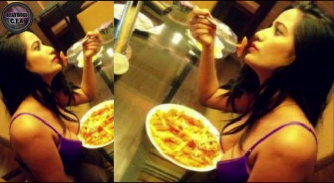 Poonam Pandey flaunts her CLEAVAGE!