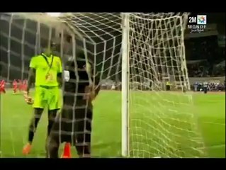 شاهد الطقوس السحرية التي قام بها حارس مرمى حوريا كوناكري في ملعب الرجاء‬