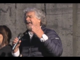 Napoli - Grillo: "Vuoi vedere che la Carogna ha pilotato appalti Expo?" -1- (09.05.14)