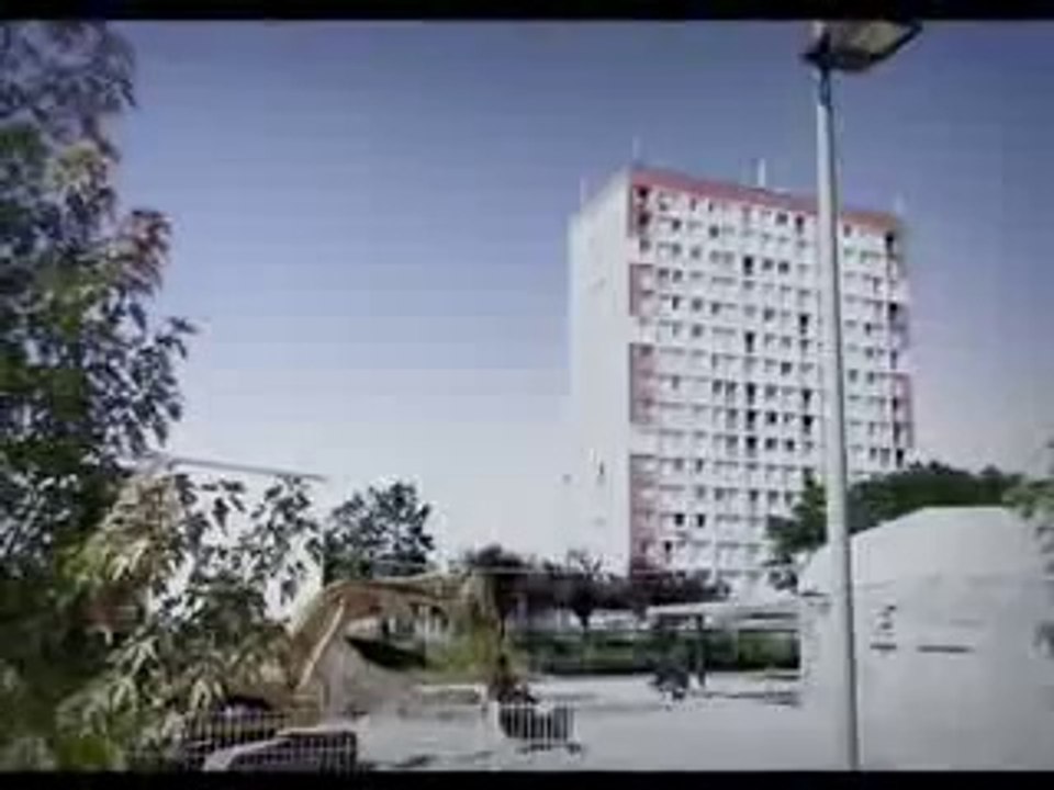 Valence (26) : visite de la cité "Le Polygone"