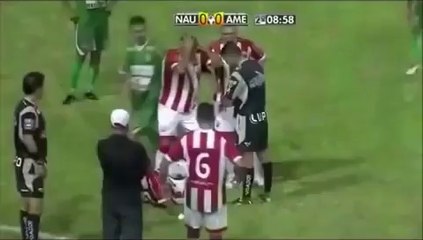 Un joueur se fait découper en plein match