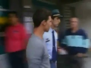 Un voleur coincé les fesses à l'air