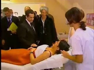 Une jeune fille refuse de serrer la main de Sarkozy