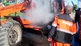 S-a aprins din senin Un tractor care repara o sosea a ARS la Ermoclia