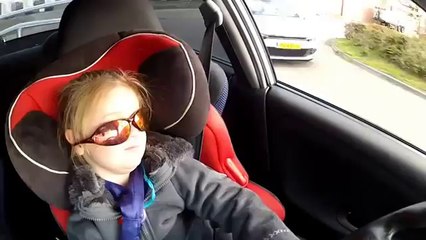 3 yaşındaki cocuk süper araba kullanıyor.