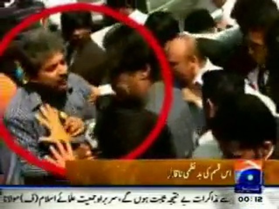 PTI workers misbehave with GEO reporter at Lahore High Court