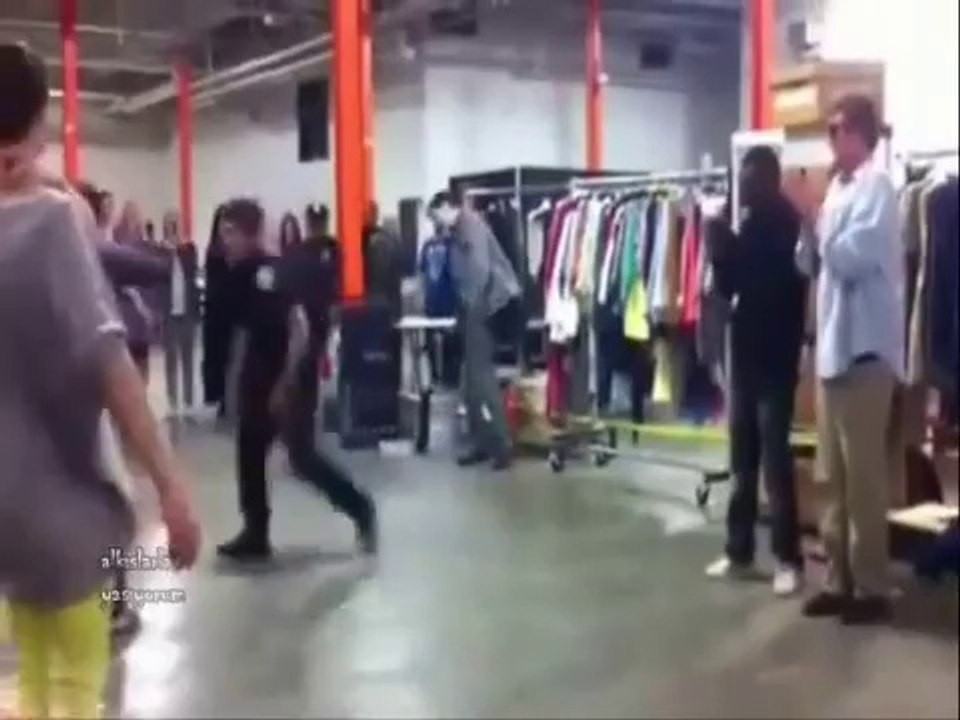 Break Dansta Havasını Basan Polis