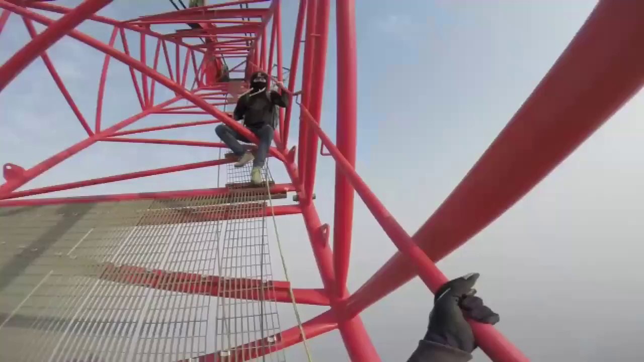 Due ragazzi salgono a mani nude sul Shanghai Tower a 650 metri di altezza