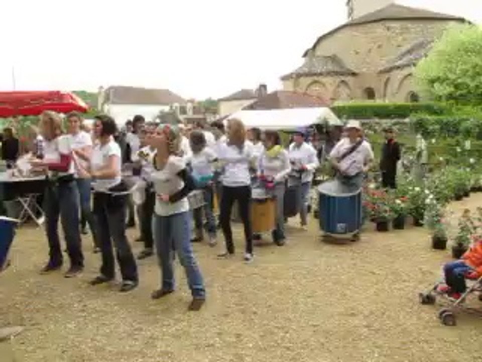 Les Floralies de Saint Jean de Côlze animées par Samba-garage. Des milliers de fleurs dans le village faisant parti  des  plus Beaux de France