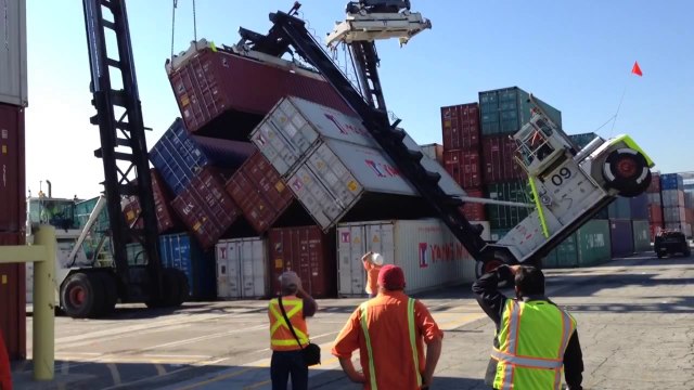 Quand on fait basculer un chargeur de conteneurs