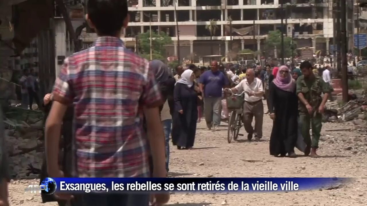 Syrie: les habitants retrouvent leurs maisons dévastées à Homs