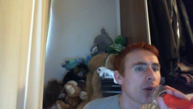 Wiwi égratigne l'escalier de Paul Piché