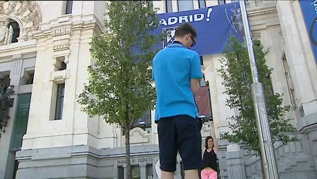 Escudos gigantes del Atlético y el Real Madrid presiden la plaza de Cibeles