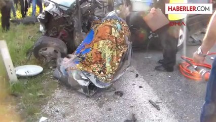 Yolcu Otobüsü ile Otomobil Çarpıştı: 1 Ölü, 4 Yaralı