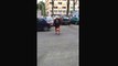 Une mamie jongle avec un ballon de foot en rue