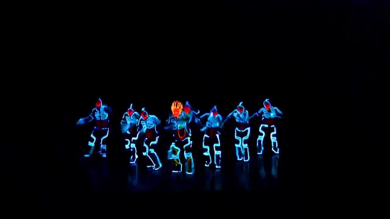L'incredibile performance dance di Tron che ha fatto impazzire la platea
