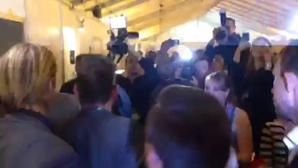 Conchita Wurst sort de scène après sa victoire à l'Eurovision 2014