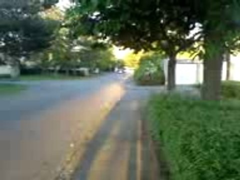 Levette en quad devant un fourgon de CRS à Toulouse (quartier Bellefontaine)