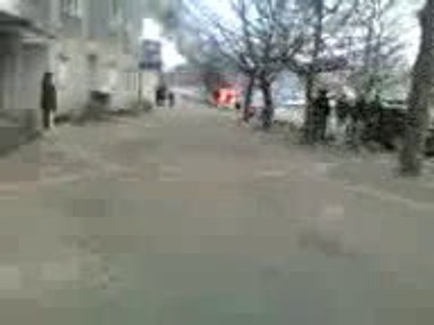 Voiture en flammes dans le quartier de la Grande Borne à Grigny (91)