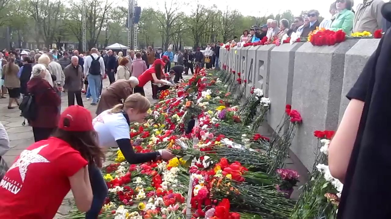 Пороша 9 мая 2014 у памятника Победе в Риге