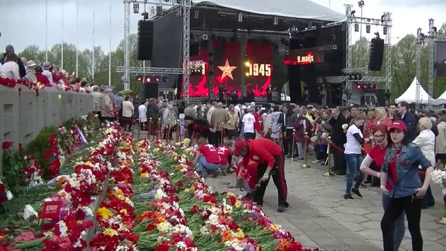 Вы слышите 9 мая 2014 у памятника Победе в Риге