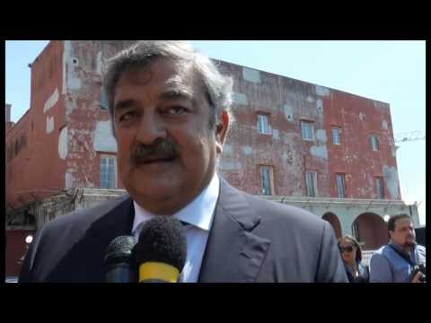 Napoli - Corona di alloro per i caduti della Polizia di Stato (10.05.14)