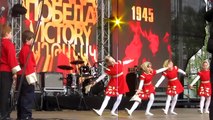 фунт изюма 9 мая 2014 на сцене у памятника Победы в Риге