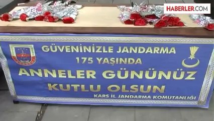 Jandarma Annelere Karanfil Dağıttı