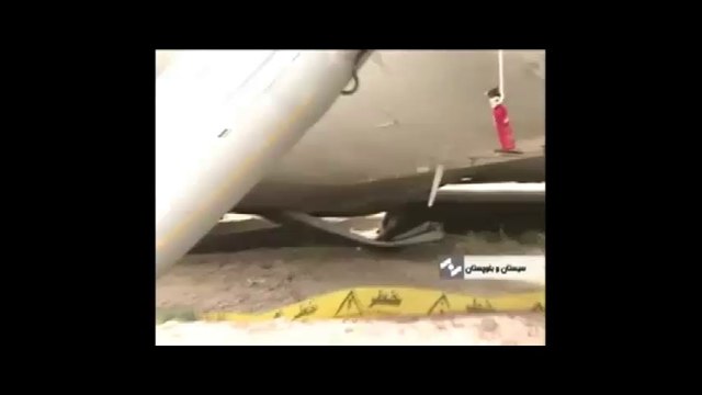 İniş takımları açılmayan uçak araziye böyle indi