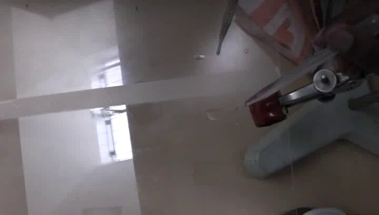 Goutte d'eau sur un plan incliné hydrophobe