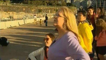 Ivre, il monte sur le toit de l'opéra de Sydney