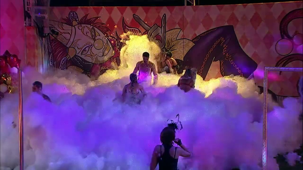 Beijo na espuma - Festa Circo