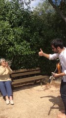 Niko joue de l'harmonica à son arrière grand-mère