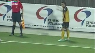 Umor fara limite si la fotbal Cum si-a celebrat un jucator reusita Colegii si spectatorii l-au privit nedumeriti