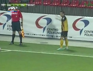 Umor fara limite si la fotbal Cum si-a celebrat un jucator reusita Colegii si spectatorii l-au privit nedumeriti