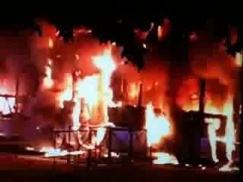 Bus en flammes lors des émeutes au Val Fourré (Mantes la Jolie - 78)