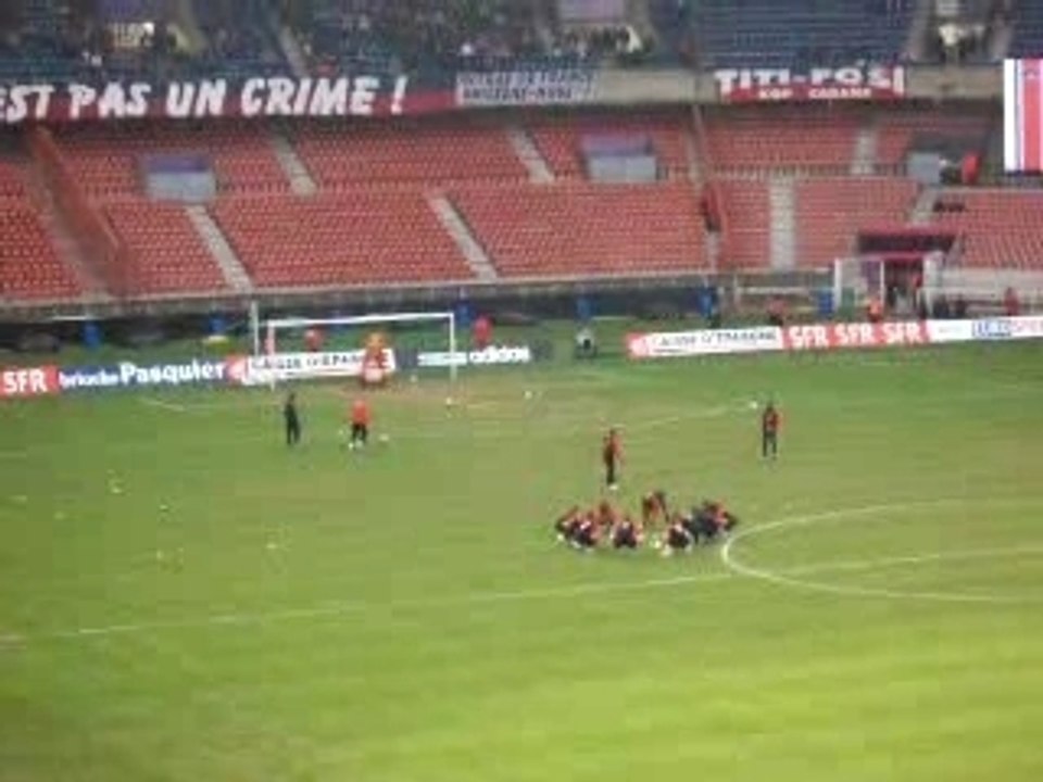 la mascote dans les but du psg
