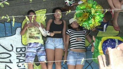 Protesto curioso em favela carioca