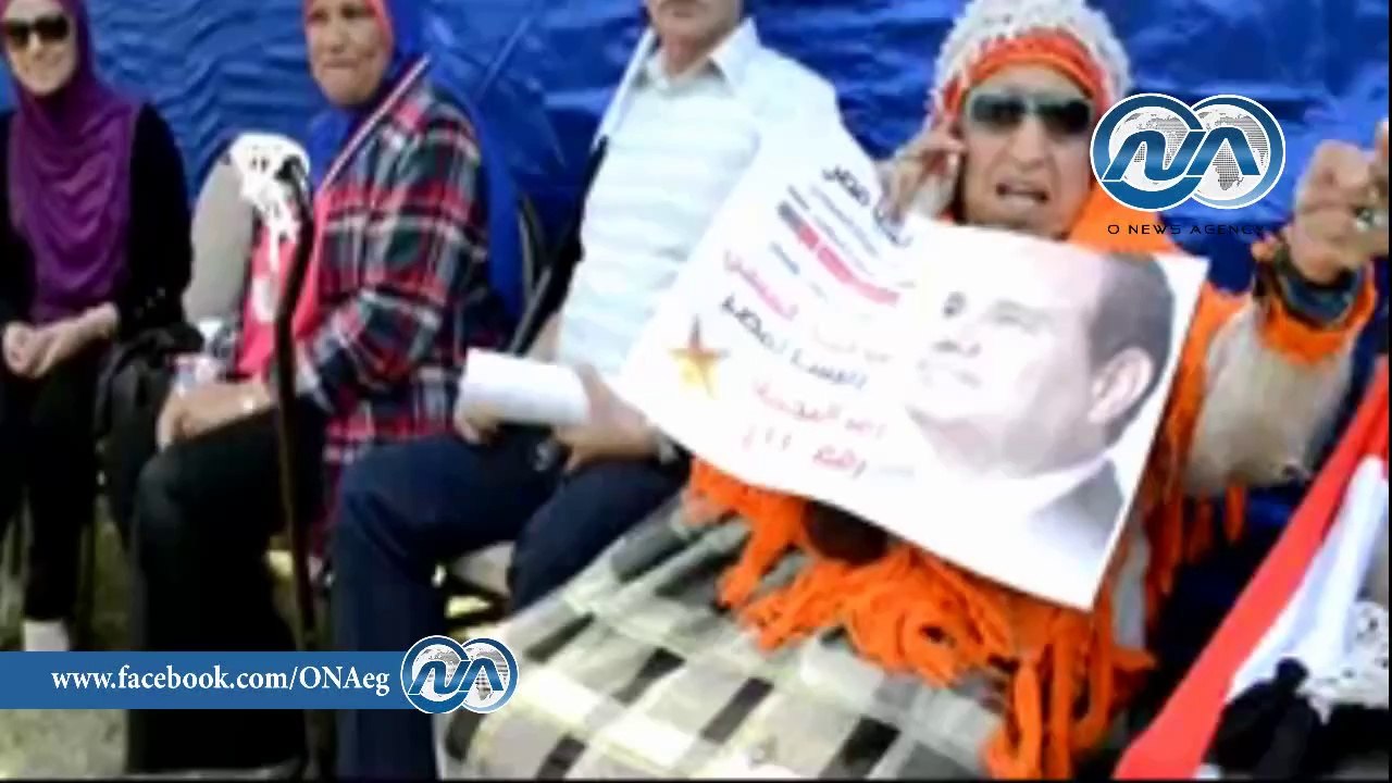 شاهد .. سيدة عجوز تغني "تسلم الأيادي" على طريقتها الخاصة تأييدًا للسيسي